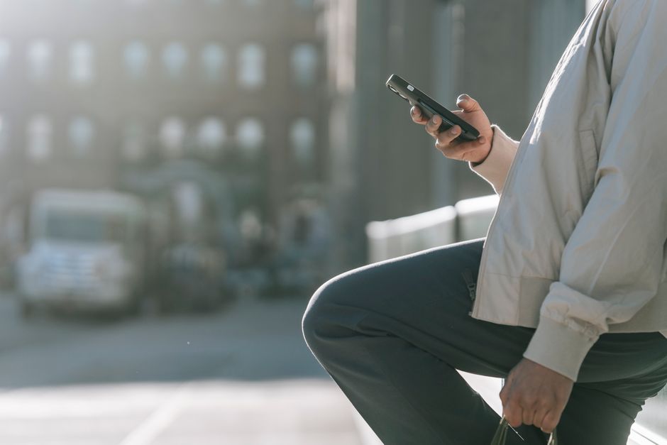 Person med telefon i närbild