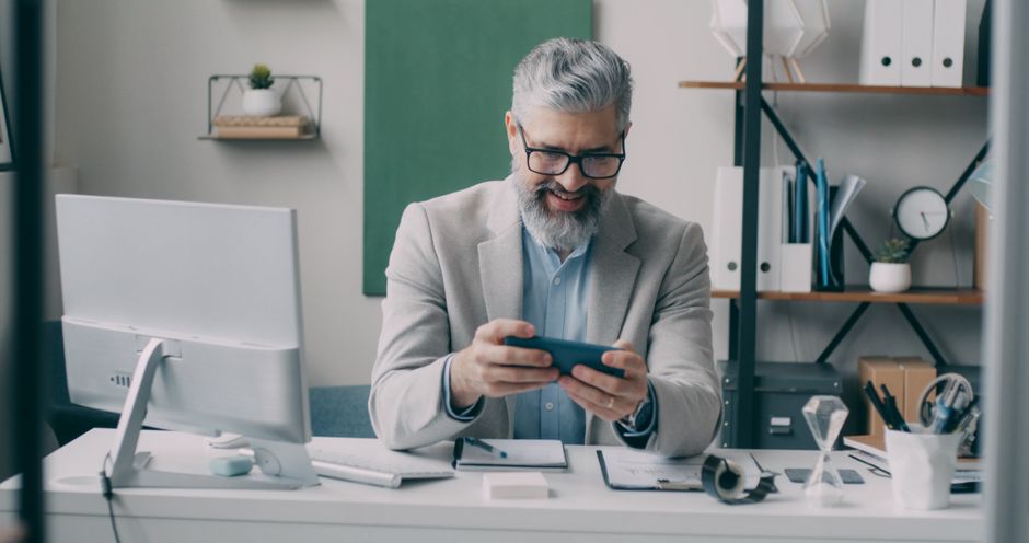 Äldre man som använder telefon